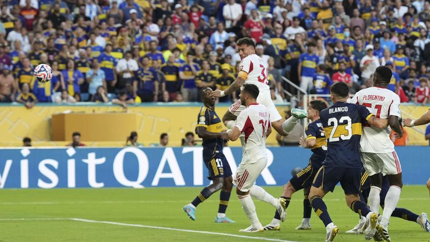 El &#039;gallina&#039; Otamendi saca a Benfica de la locura de Boca en la Bombonera de Miami
