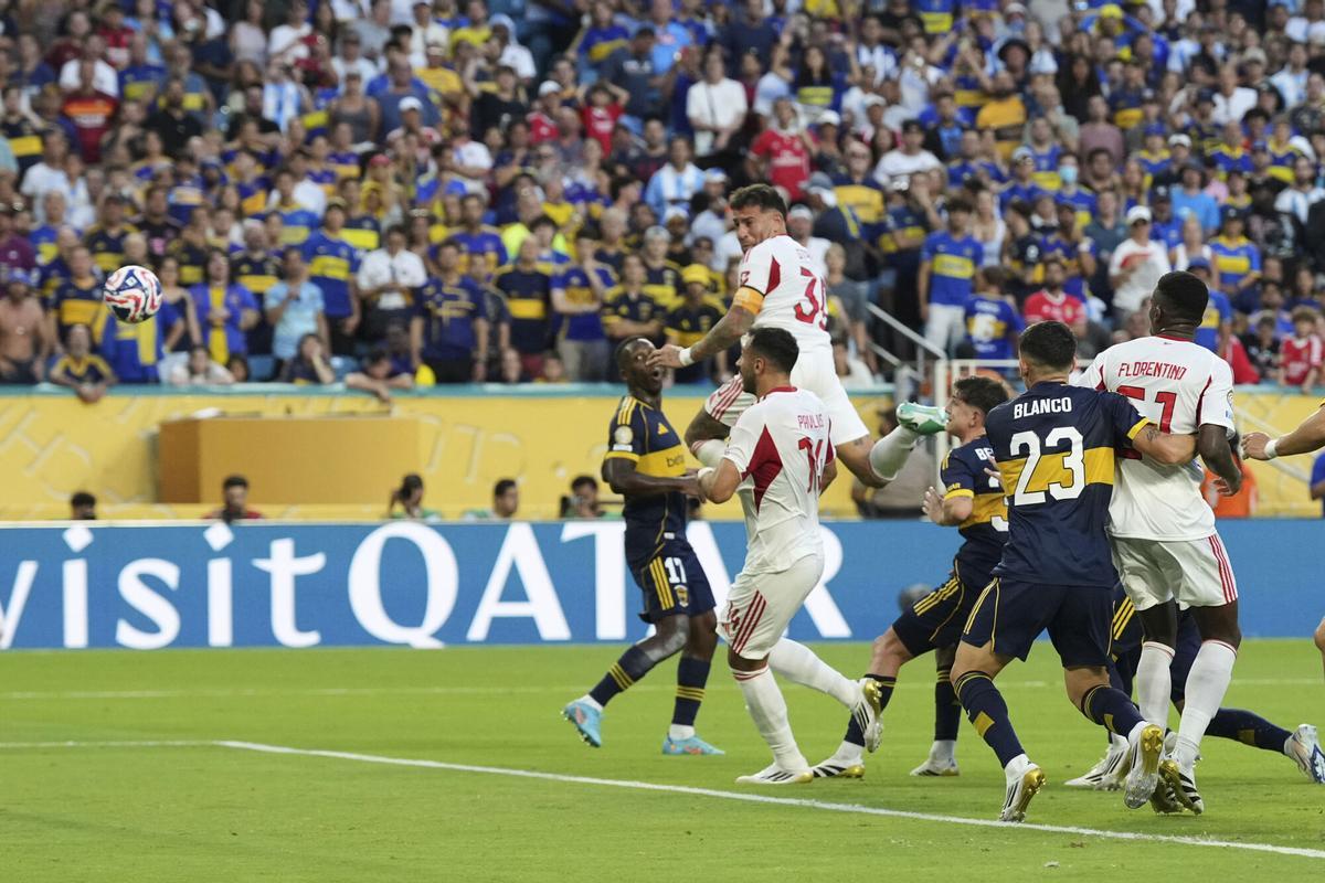 Otamendi cabecea en el gol del empate del Benfica ante Boca.