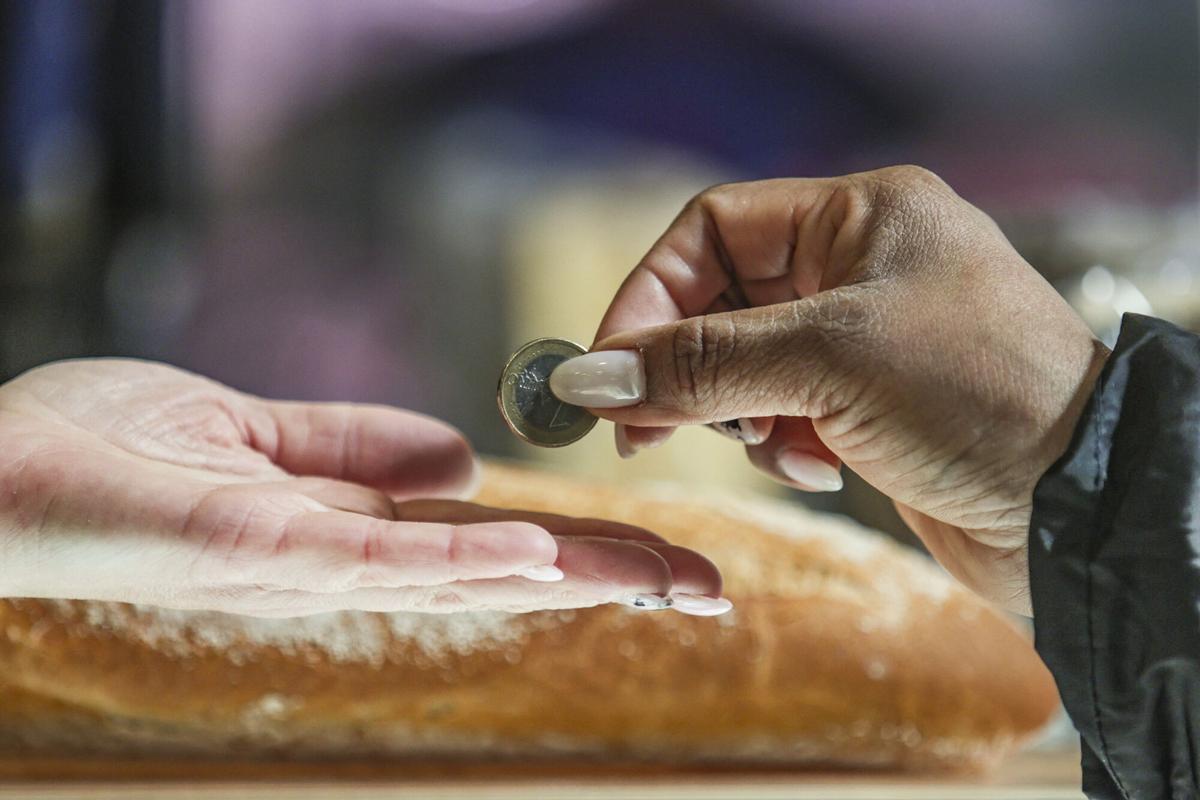 MANOS INTERCAMBIANDO DINERO. MONEDAS. EUROS. BILLETE. CESTA DE LA COMPRA. ALIMENTOS. ESCALADA DE PRECIOS. MERCADO DEL FOTAN