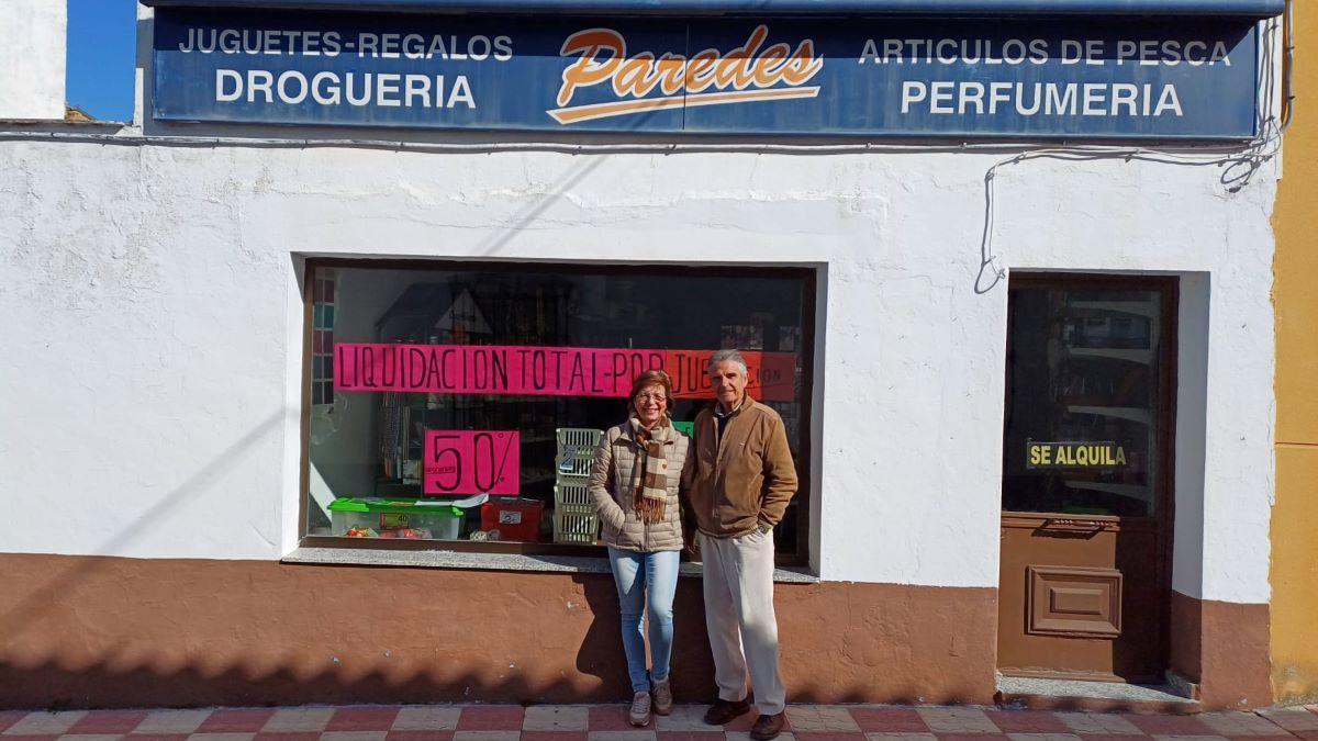 Fermín y su mujer a las puertas de su  negocio.