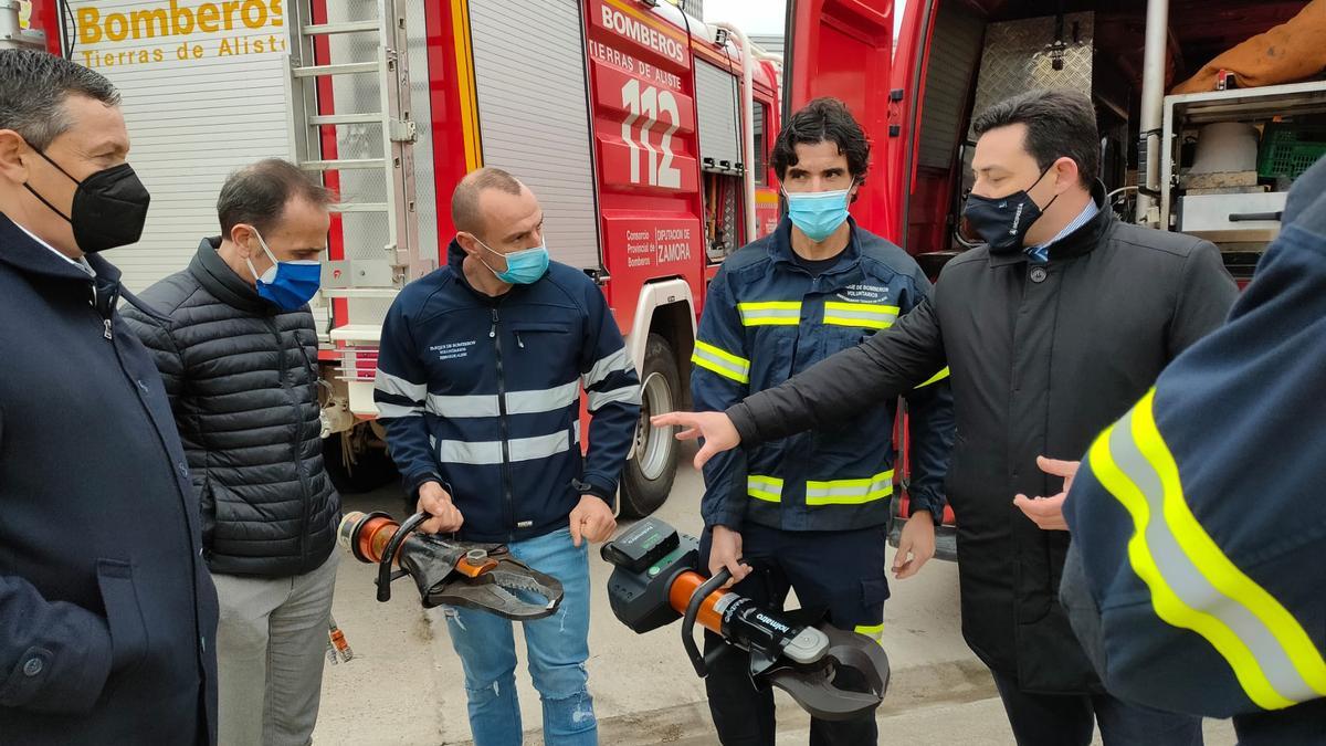 Entrega del nuevo material a los bomberos del parque de San Vitero