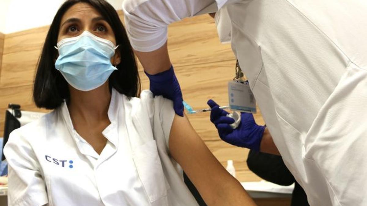 Un profesional del Consorci Sanitari de Terrassa inyecta una de las vacunas contra el covid-19, el 7 de enero de 2021