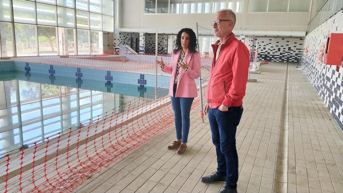 La alcaldesa, Lara Romero, junto al ingeniero Salva Andrés, en la piscina