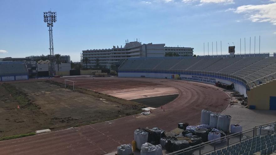 Obra en la pista de atletismo del estadio de Maspalomas.