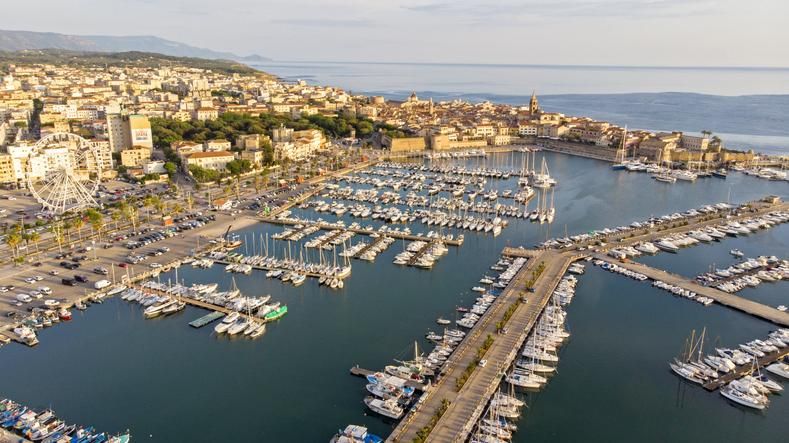 Vista aérea de Alghero, ciudad en la isla de Cerdeña, Italia