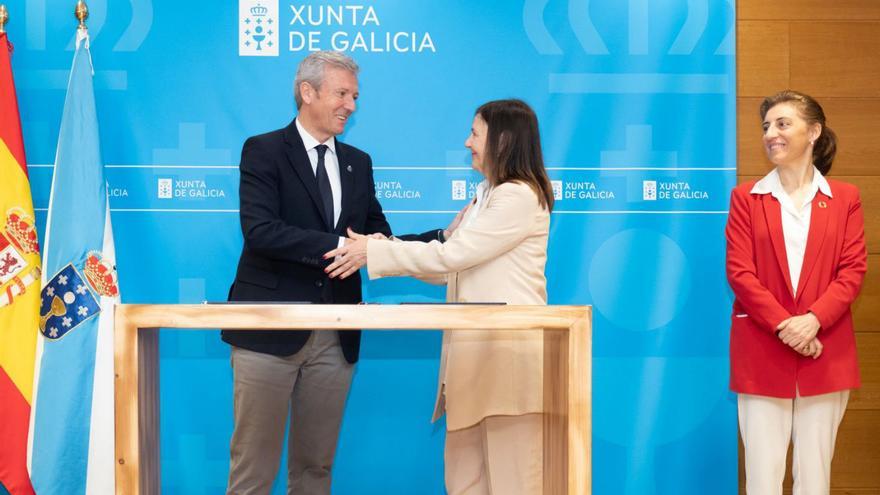 Rueda, con la presidenta del Consello Galego da Avogacía y Ángeles Vázquez. |  // L. O.