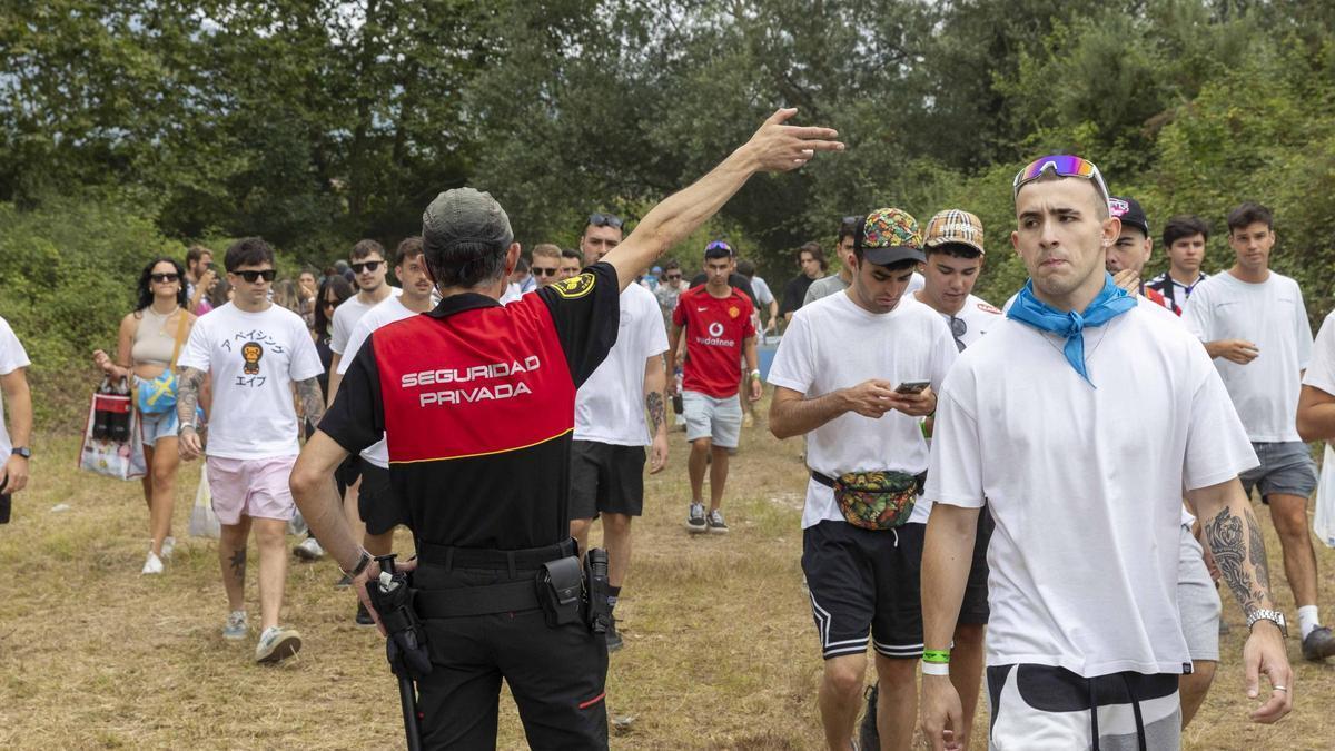 Un empleado de seguridad controla el acceso al Xiringüelu, en Pravia.