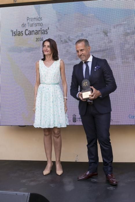 FUERTEVENTURA - PREMIOS TURISMO ISLAS CANARIAS 2016 - - EN LA FOTO DE IZQ A DER: La consejera de Turismo, Cultura y Deportes del Gobierno de Canarias, María Teresa Lorenzo junto a Raul de la Rosa Raúl de la Rosa, Guest Experience Manager del hotel Bahia del Duque  -  29-09-16