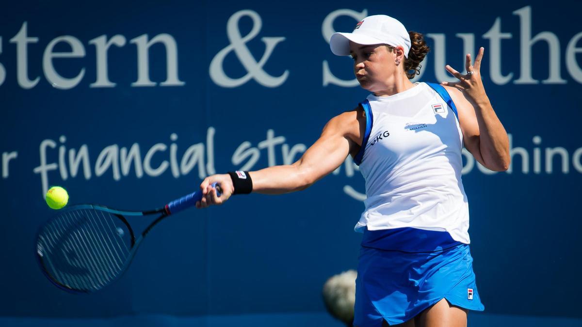 Barty golpea una pelota durante su partido de semifinales