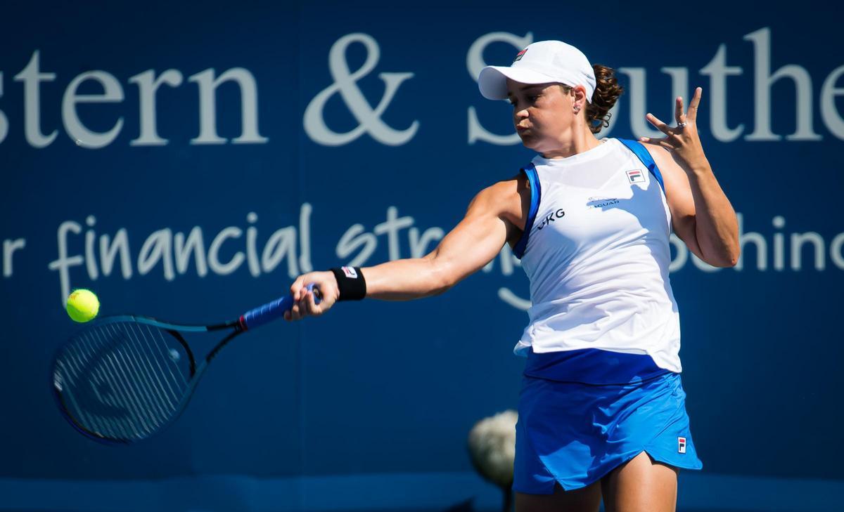 Barty golpea una pelota durante su partido de semifinales