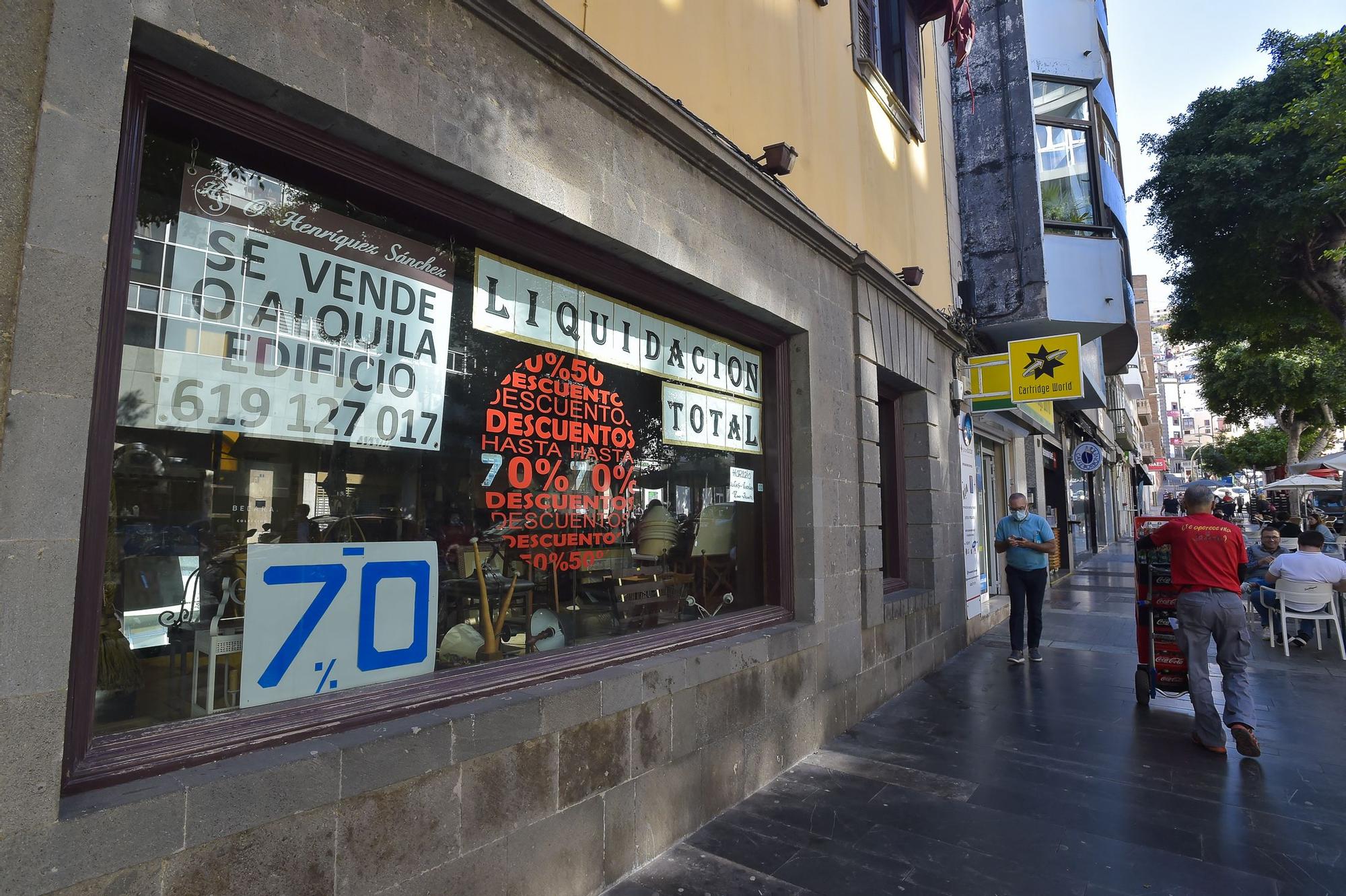 Comercios cerrados o en disolución total en la zona comercial de Triana