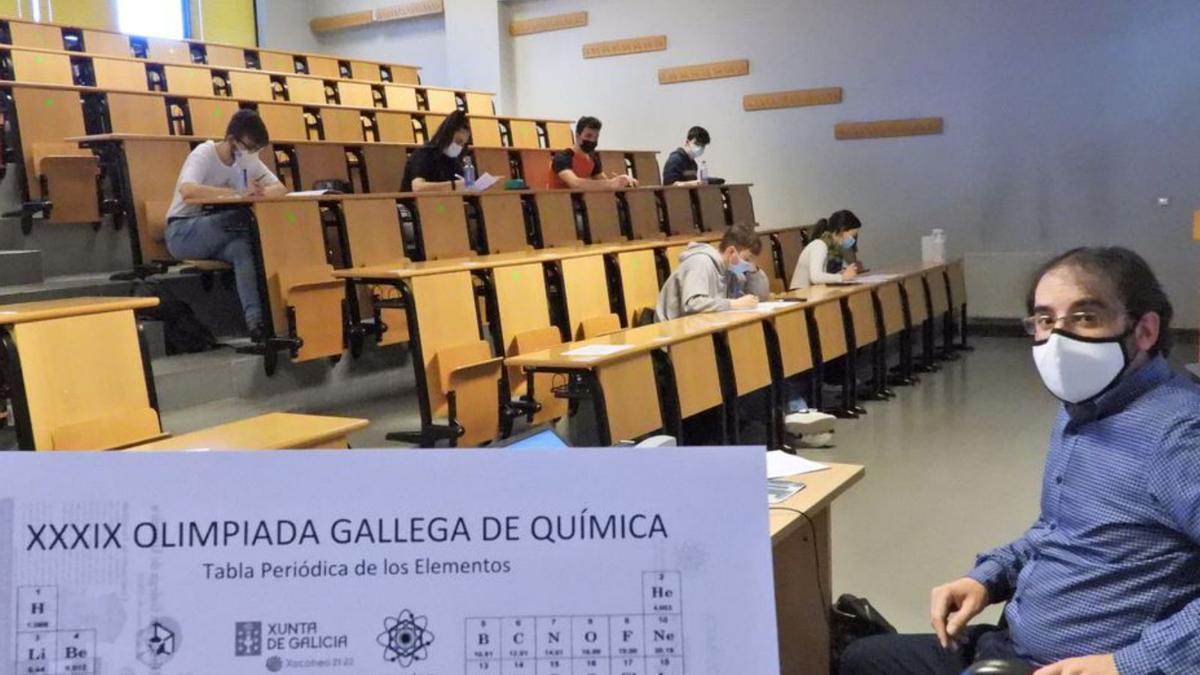 Alumnos y un profesor en la prueba de Ourense.