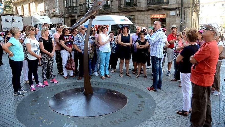 Turistas, durante una visita por Pontevedra. // Rafa Vázquez