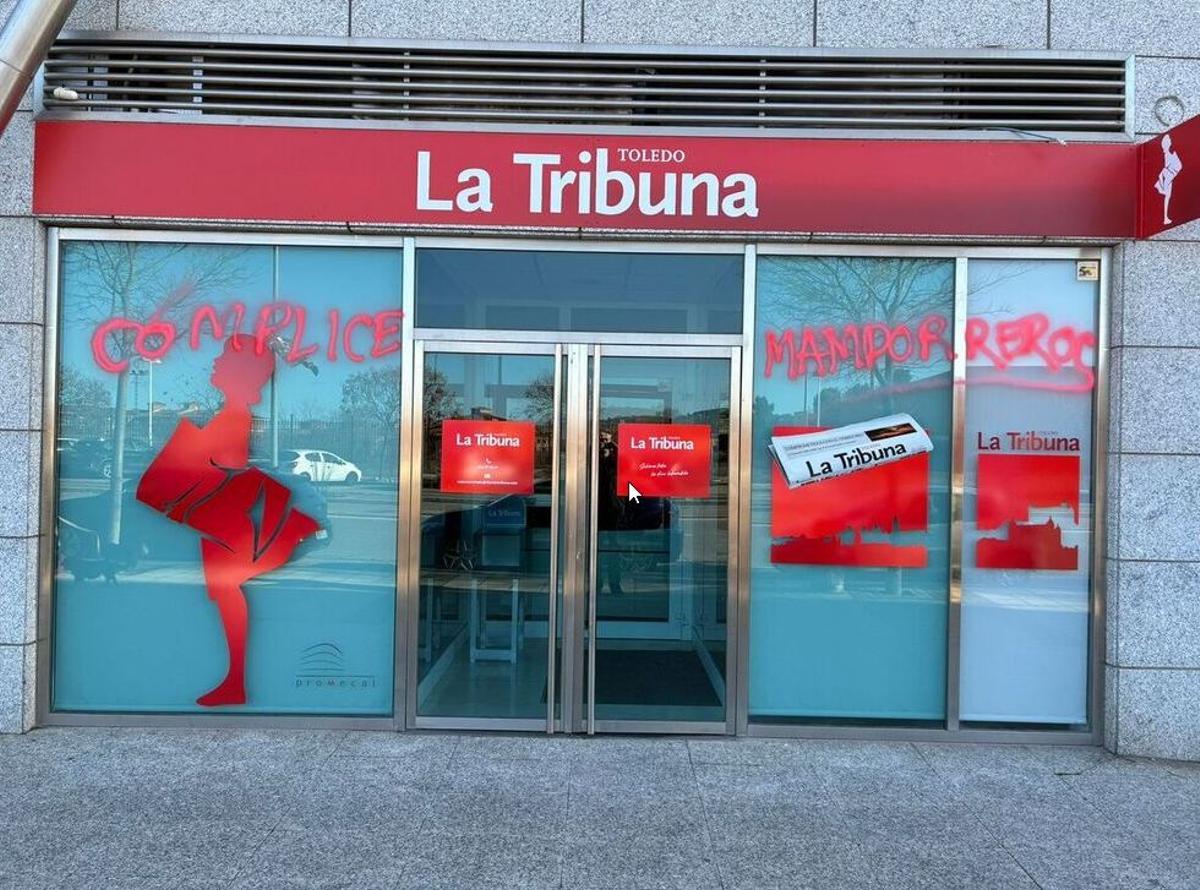 La fachada de La Tribuna de Toledo ha aparecido esta mañana con pintadas