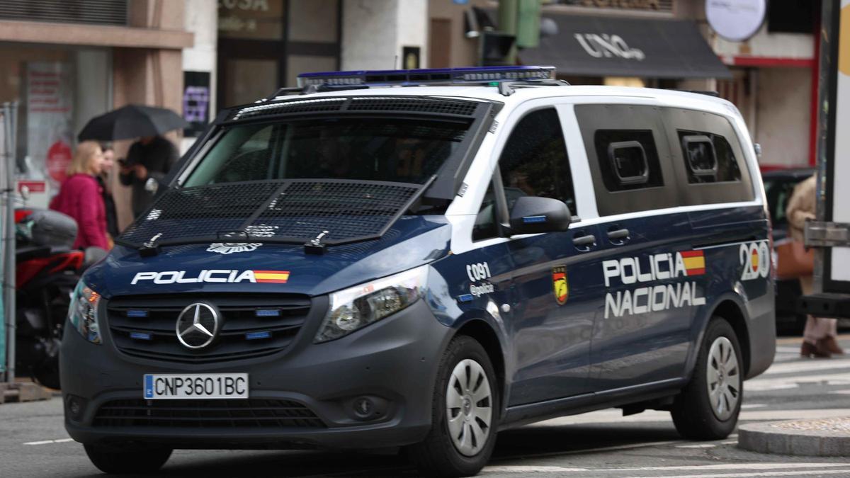 Furgón de la Policía Nacional en A Coruña.