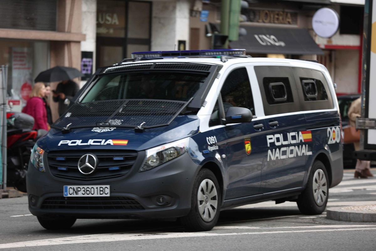 Furgón de la Policía Nacional en A Coruña.