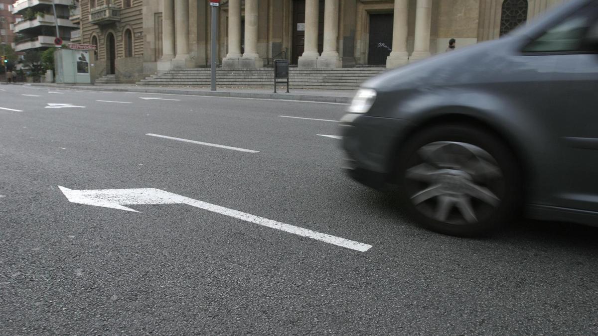 Un vehículo circulando por el barrio de la Bonanova, en Barcelona.