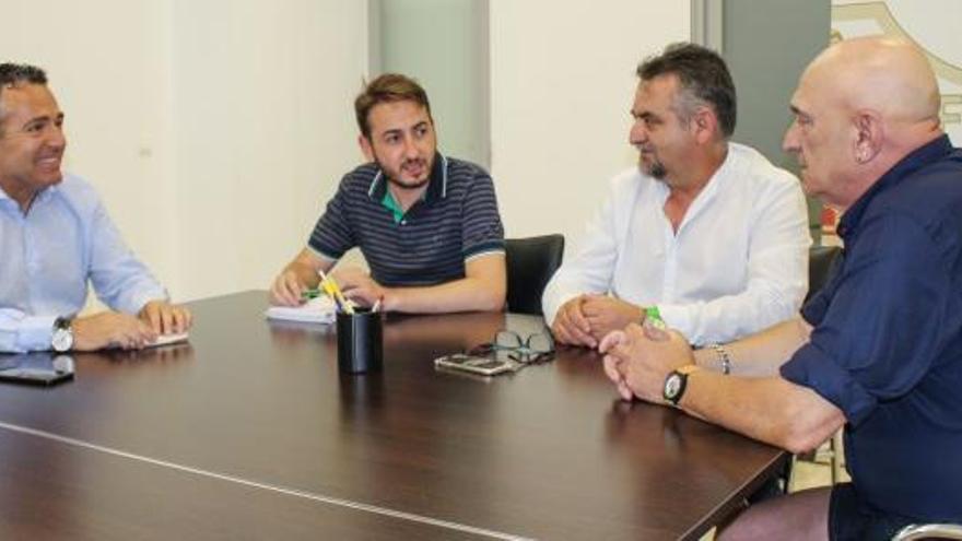 Tomás Domenes e Ismael Ruiz, ayer, con Diego García y Jorge Pérez, en el Martínez Valero