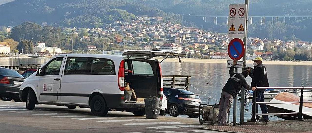 Operarios colocando la señal de prohibido en la rampa.   | // FARO