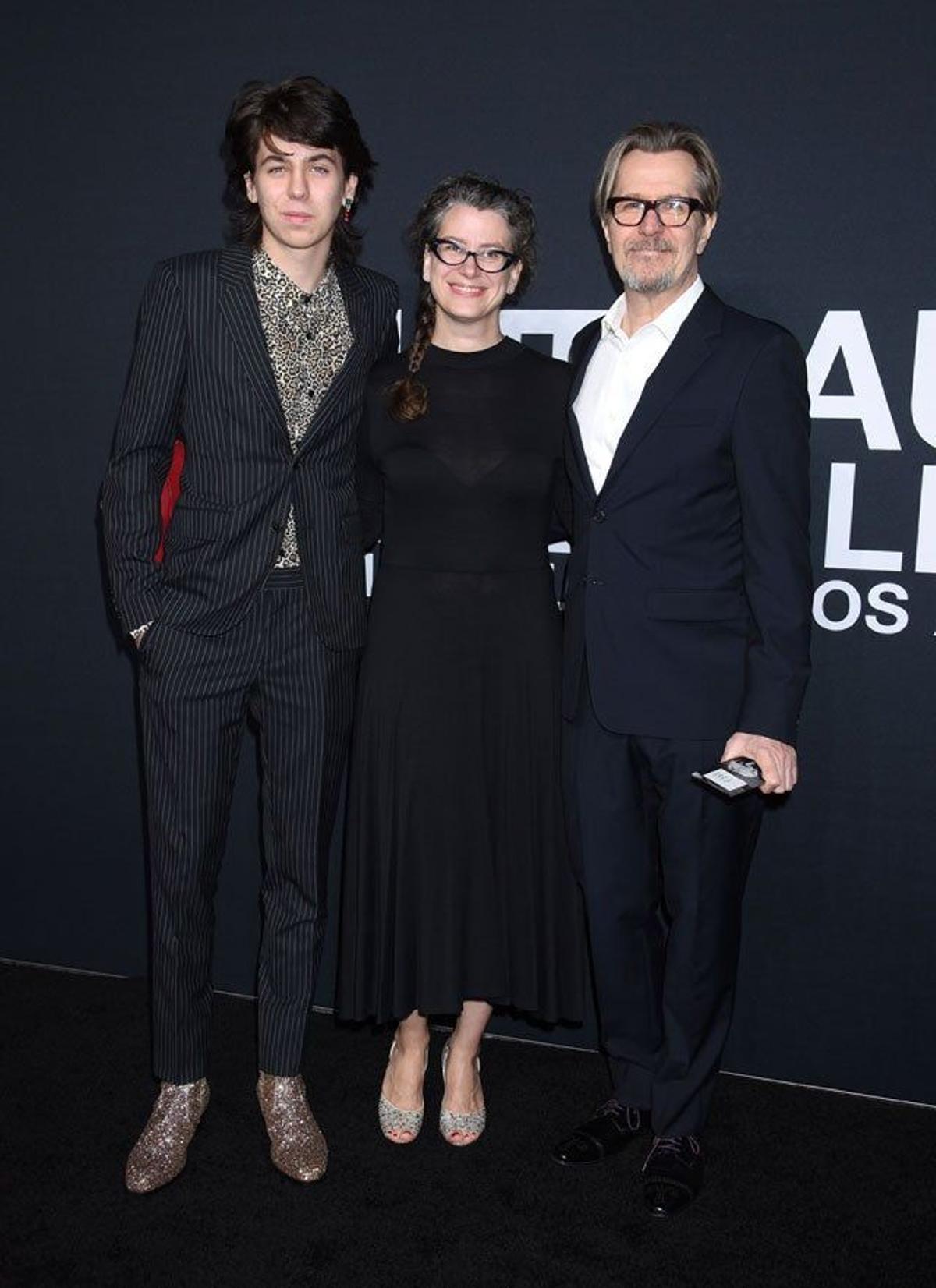 Gary Oldman, Gisele Schmidt y su hijo, en el evento de Saint Laurent en The Palladium de Hollywood.