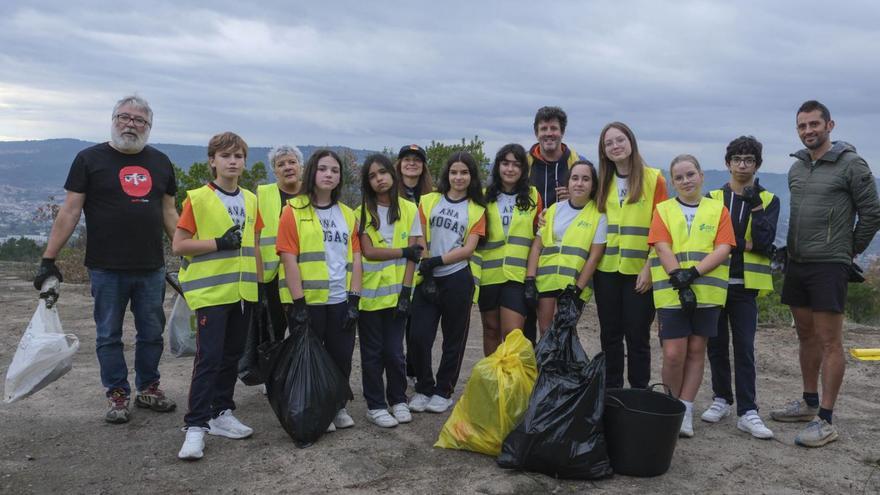 Los «ecovigilantes» retiraron los residuos del magosto en Montealegre. |  Roi Cruz