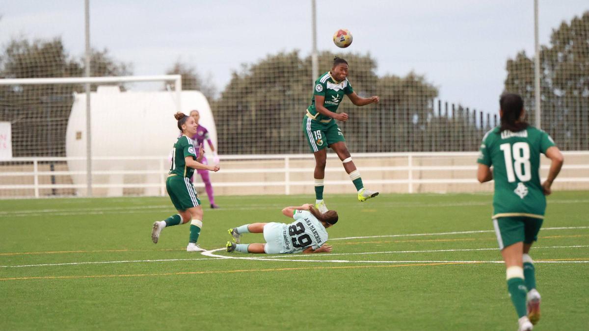 Bella despeja de cabeza en el partido de este sábado.