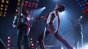 Una imagen del filme ’Bohemian Rhapsody’ con la banda en pleno concierto.