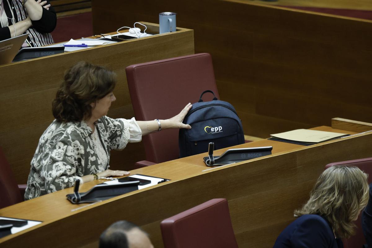 GRAFCVA3251. VALENCIA, 15/04/2026.- El escaño de la alcaldesa de València, María José Catalá, que no ha acudido a la quinta sesión de control parlamentario en el pleno de Les Corts Valencianes al president de la Generalitat, Juanfran Pérez Llorca, en la que responde a preguntas de la oposición relacionadas con su gestión y a una pregunta de Vox sobre el impacto económico de la inmigración. EFE/Biel Aliño