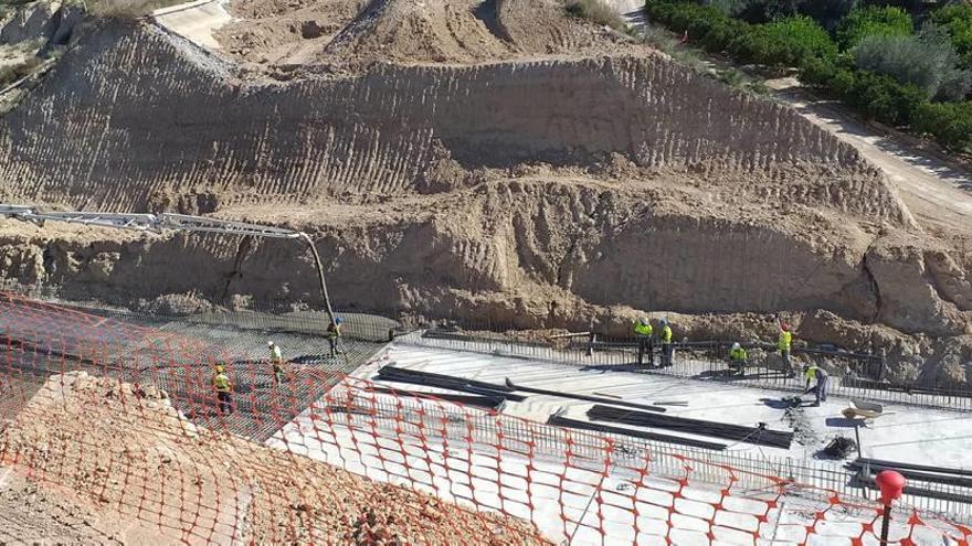 El presidente de la CHS visitó ayer las obras en el canal del postrasvase en Molina dañado por las lluvias torrenciales.