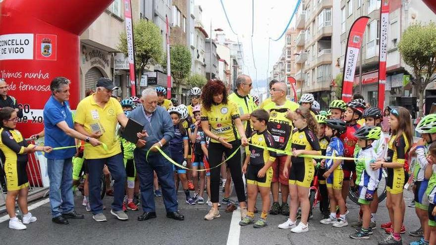 Un instante del homenaje a Manuel Otero, antes del inicio de las pruebas. // FdV