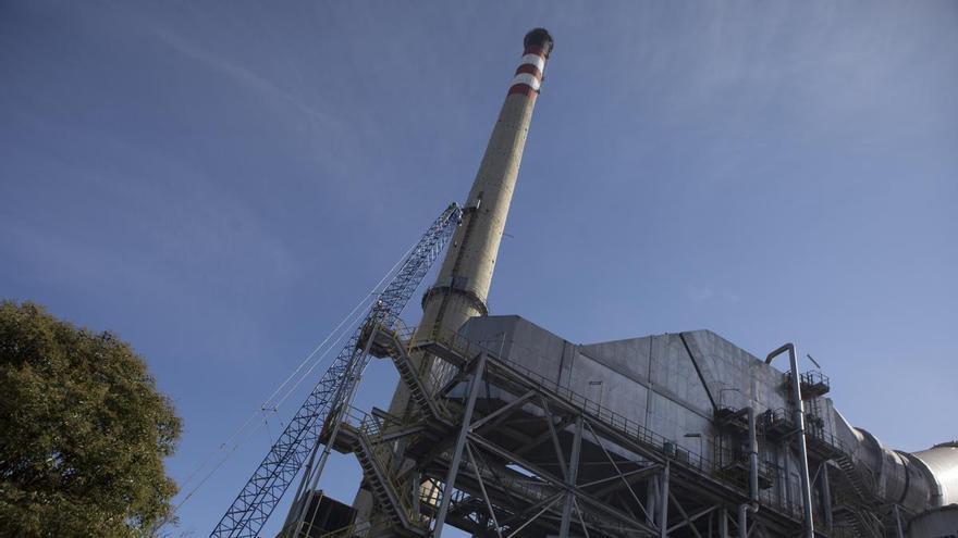 Solo 20 de los 100 empleados que tenía la térmica siguen en la central de Lada