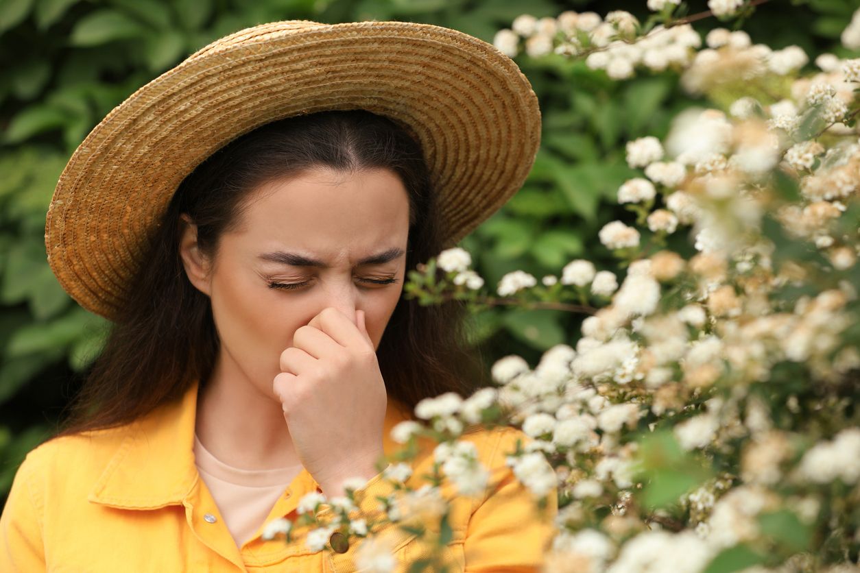 Además de estornudos y picor de ojos, la exposición al polen tiene consecuencias para la piel