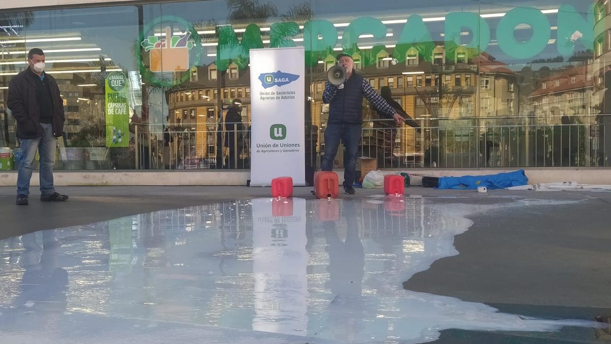 Luis Fernando Marrón derrama tres garrafas de leche frente a un supermercado, en Oviedo: &quot;Si en enero no hay soluciones, irá toda por el mismo camino&quot;