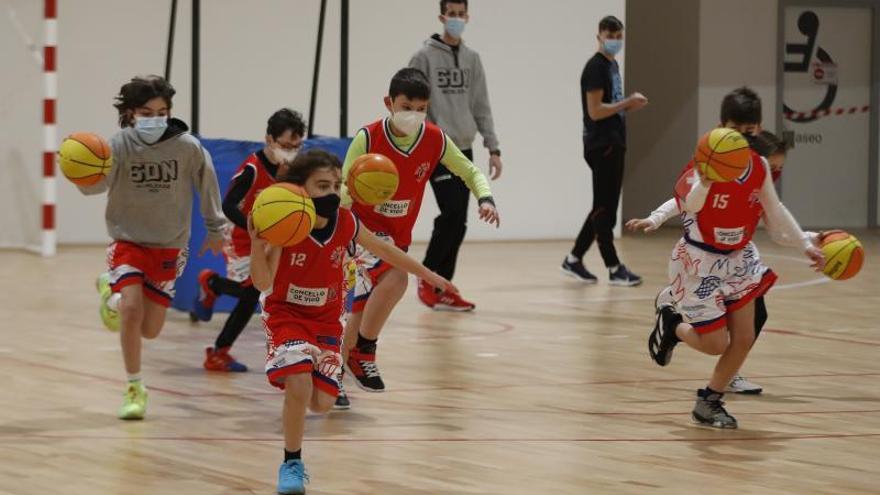 Sergio Gonázlez, al fondo, supervisa un entrenamiento de los jóvenes del Seis do Nadal