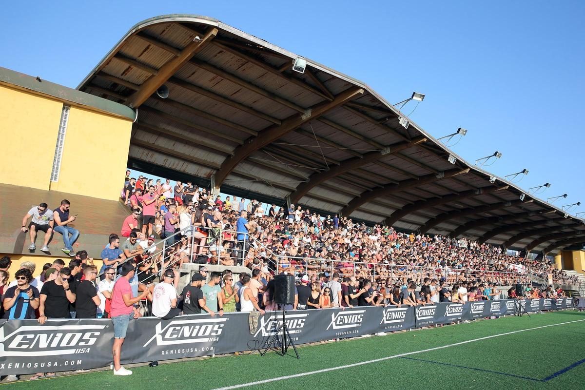 Grada del campo de fútbol de Samil durante una edición de Vigo Battle of Teams.