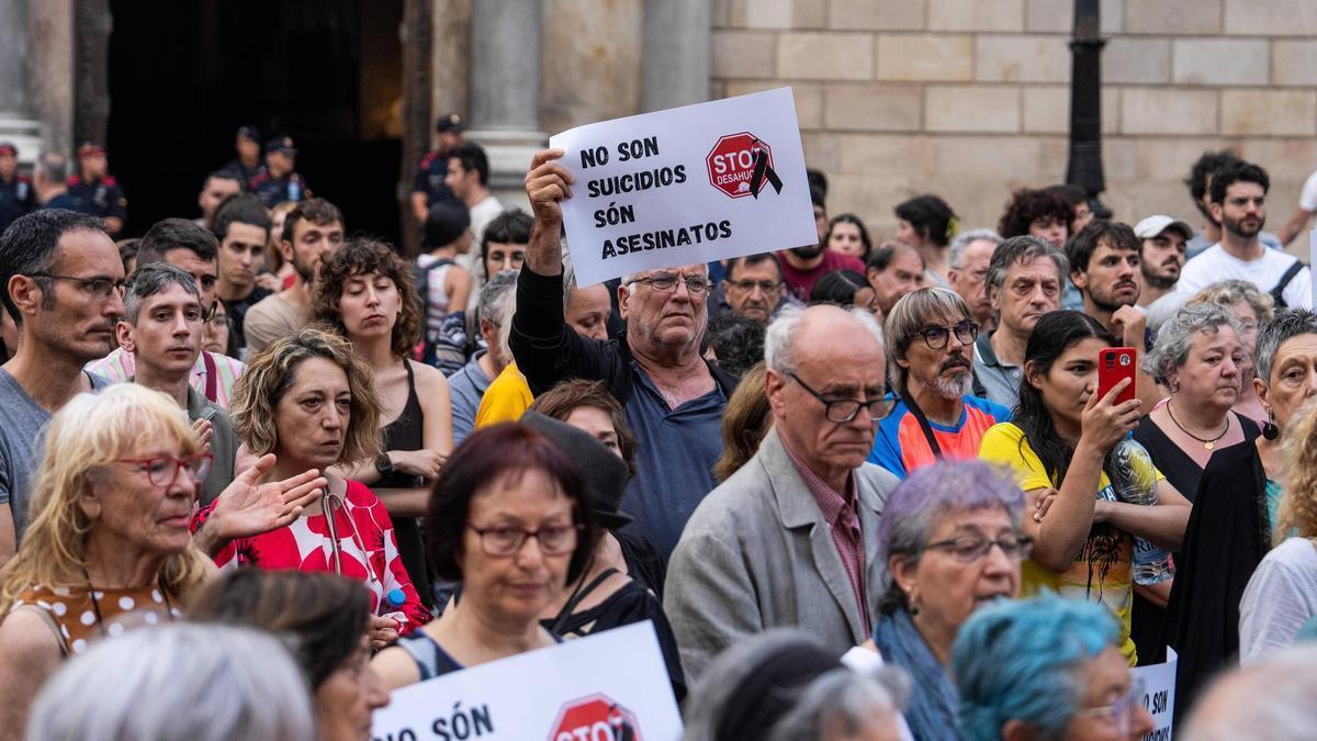 Los concentrados en Sant Jaume este martes por la tarde.