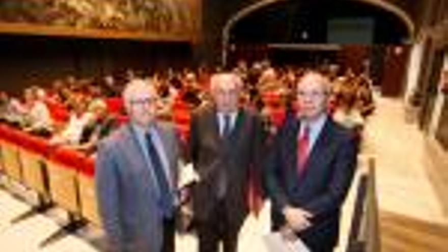 Bayés entre el gerent del CatSalut, Miquel Carreras i el director de la F. Mémora, Joan Berenguer.