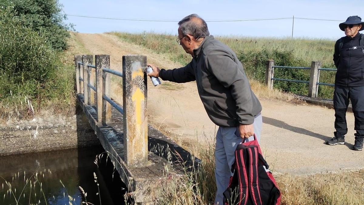 Voluntarios rectificando el trazado del Camino de Santiago.