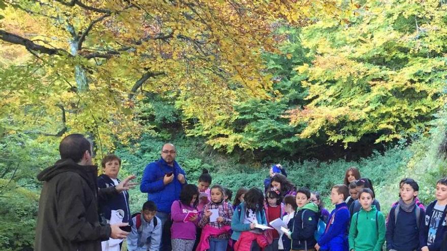 Los niños, escuchando las explicaciones.