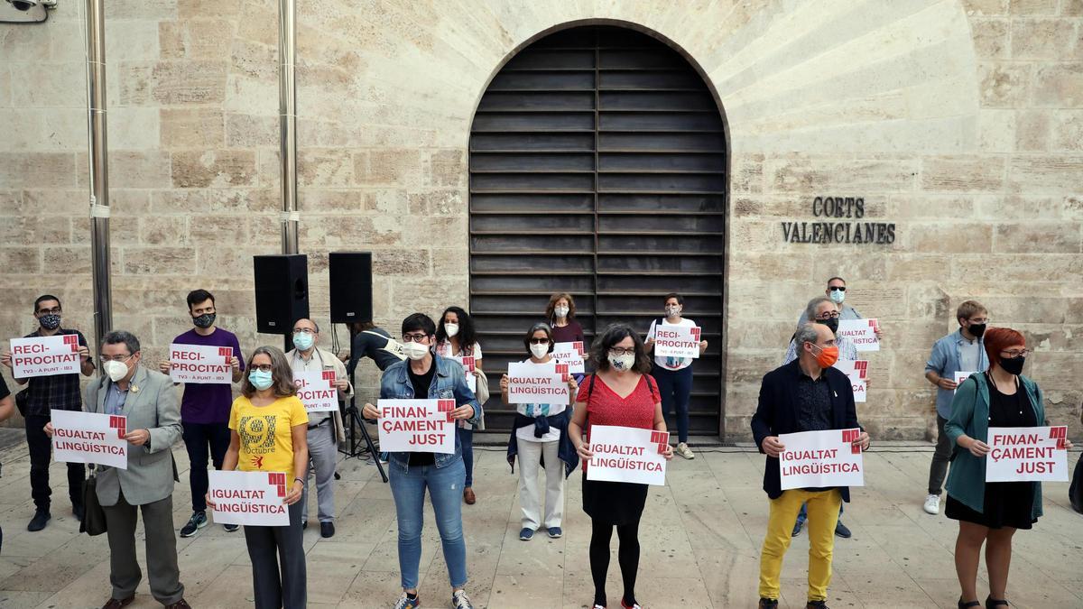 Lectura del manifiesto de la Comissió 9 d'Octubre