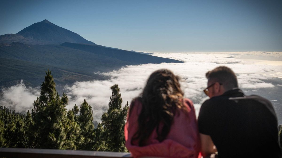 El mar de nubes sobre la ladera del norte de Tenerife, vista desde el mirador de Chipeque.