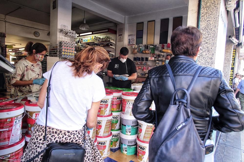 Paseo por Santa Cruz con comercios en marcha