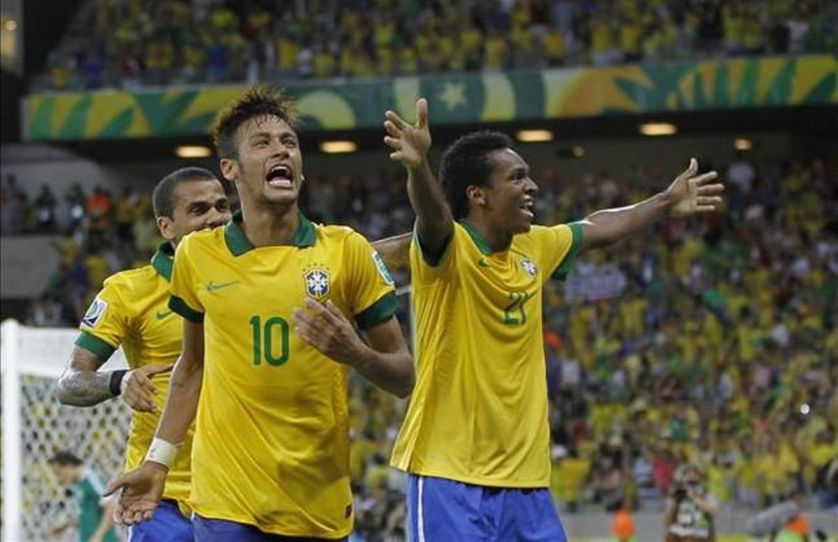 El brasiler Jo celebra el seu gol davant Mèxic al costat de Neymar i Dani Alves. El brasiler Jo celebra el seu gol davant Mèxic al costat de Neymar i Dani Alves.