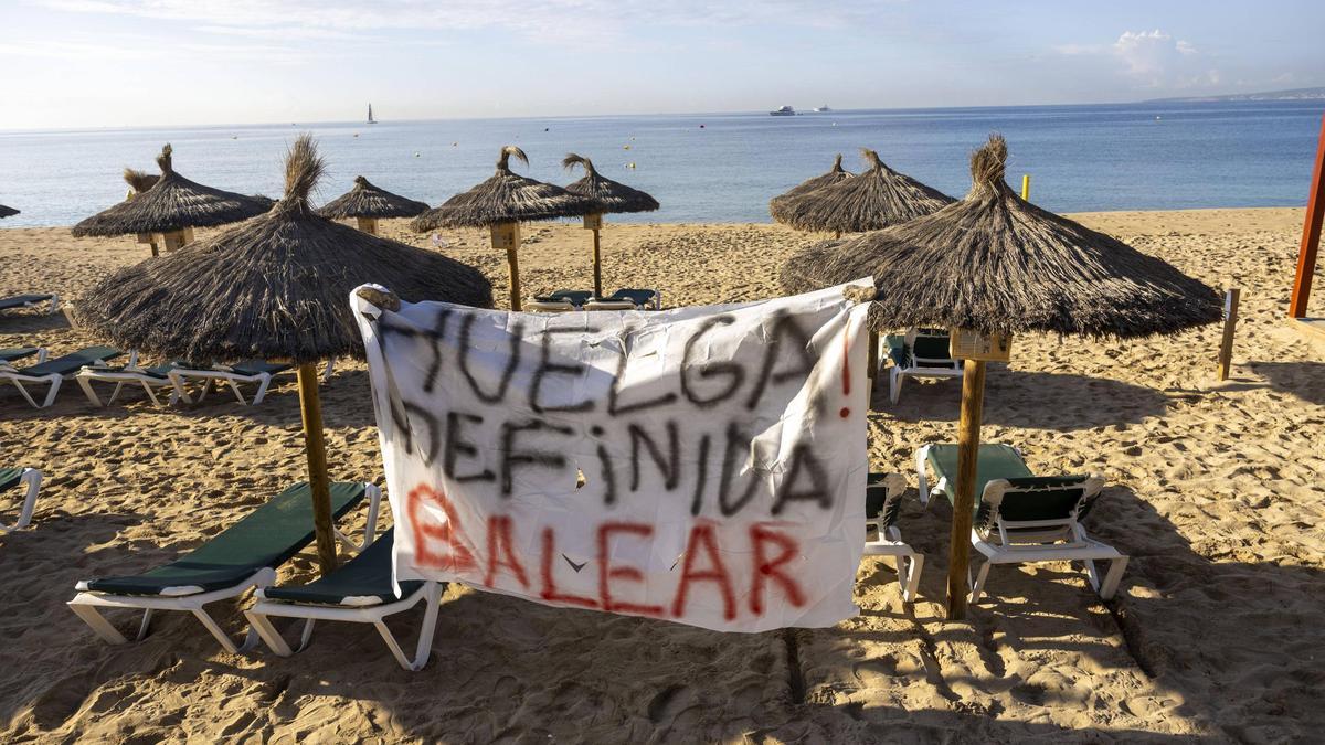 Pancarta en la playa de Can Pere Antoni durante la huelga de socorristas en octubre de este año.