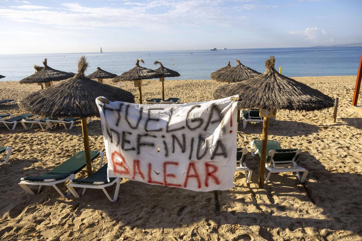 Un momento de la huelga de socorristas en octubre de este año en la playa de Can Pere Antoni.