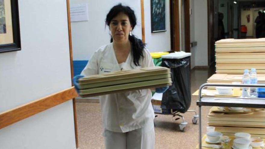 Una enfermera, en una de las zonas de ingreso del Hospital de Jarrio.