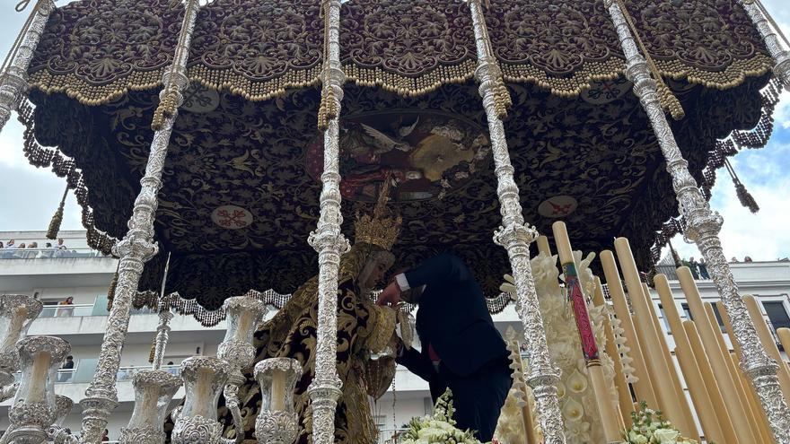 Vídeo | Se desprende el pañuelo de la Virgen de la Encarnación por el excesivo viento