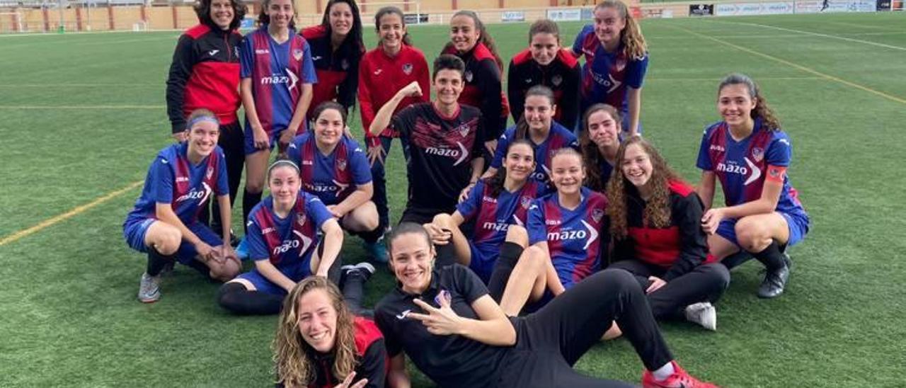 Jugadoras del filial del Alzira en el campo de Venècia.