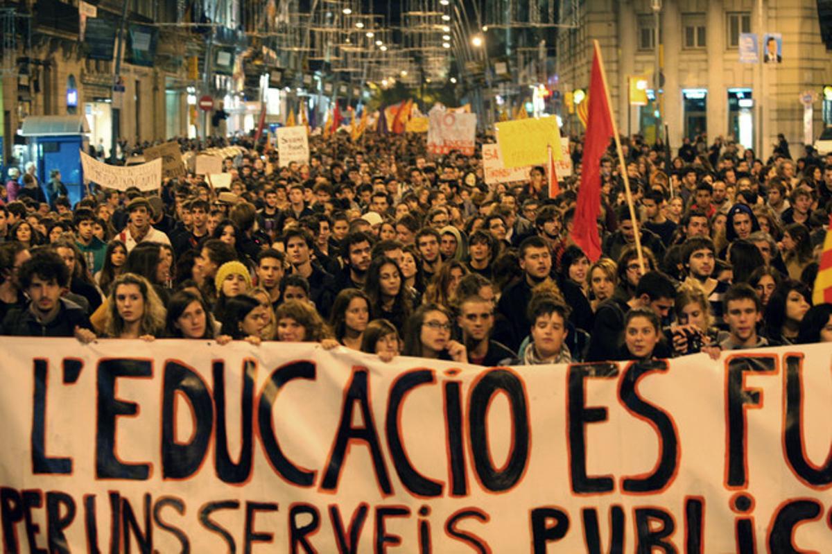 Manifestació d’estudiants universitaris pel centre de Barcelona contra les retallades en educació.