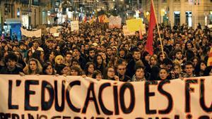 Manifestación de estudiantes universitarios por el centro de Barcelona contra los recortes en educación.